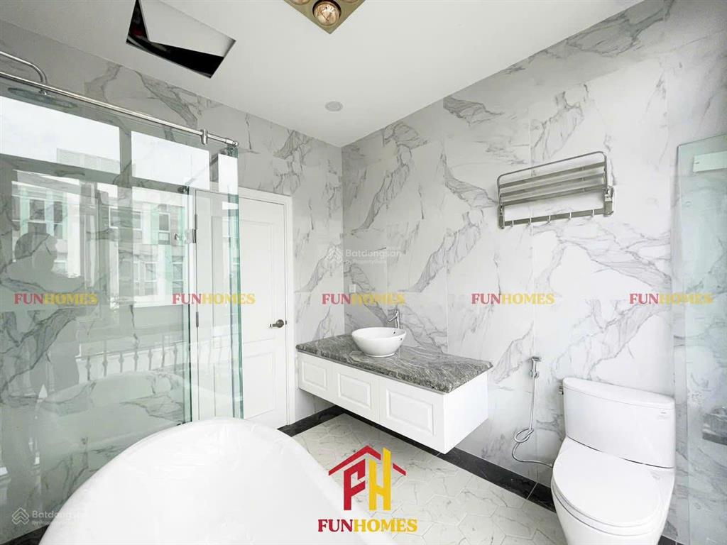 Cho thuê bt 200m2 vinhomes harmony, giá 40tr/tháng, có thang máy, vườn hoa trước nhà