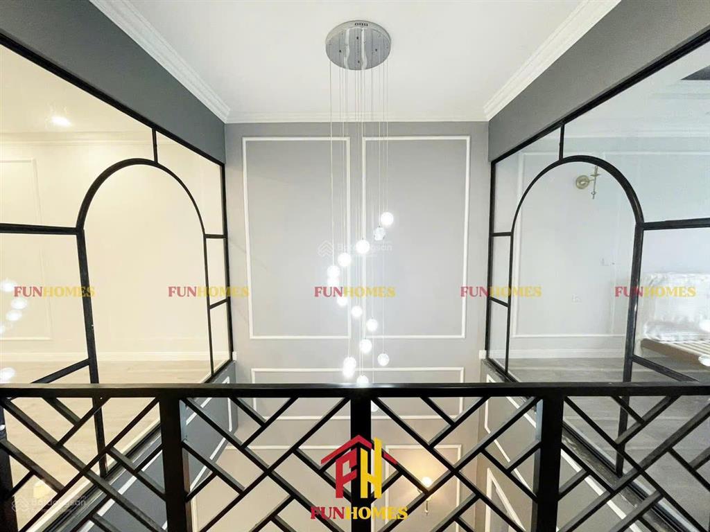 Cho thuê bt 200m2 vinhomes harmony, giá 40tr/tháng, có thang máy, vườn hoa trước nhà