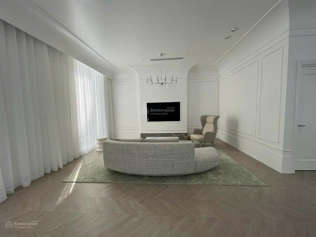 Cho thuê gấp bt hoa sữa 250m2, thang máy, 4pn, nhà mới giá 40tr/tháng, trung tâm vinhomes riverside