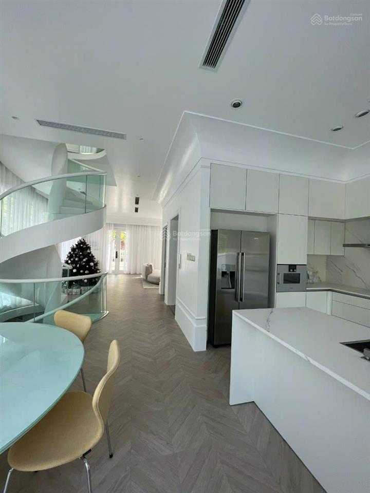 Cho thuê gấp bt hoa sữa 250m2, thang máy, 4pn, nhà mới giá 40tr/tháng, trung tâm vinhomes riverside