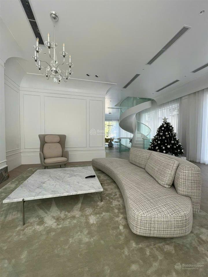 Cho thuê gấp bt hoa sữa 250m2, thang máy, 4pn, nhà mới giá 40tr/tháng, trung tâm vinhomes riverside