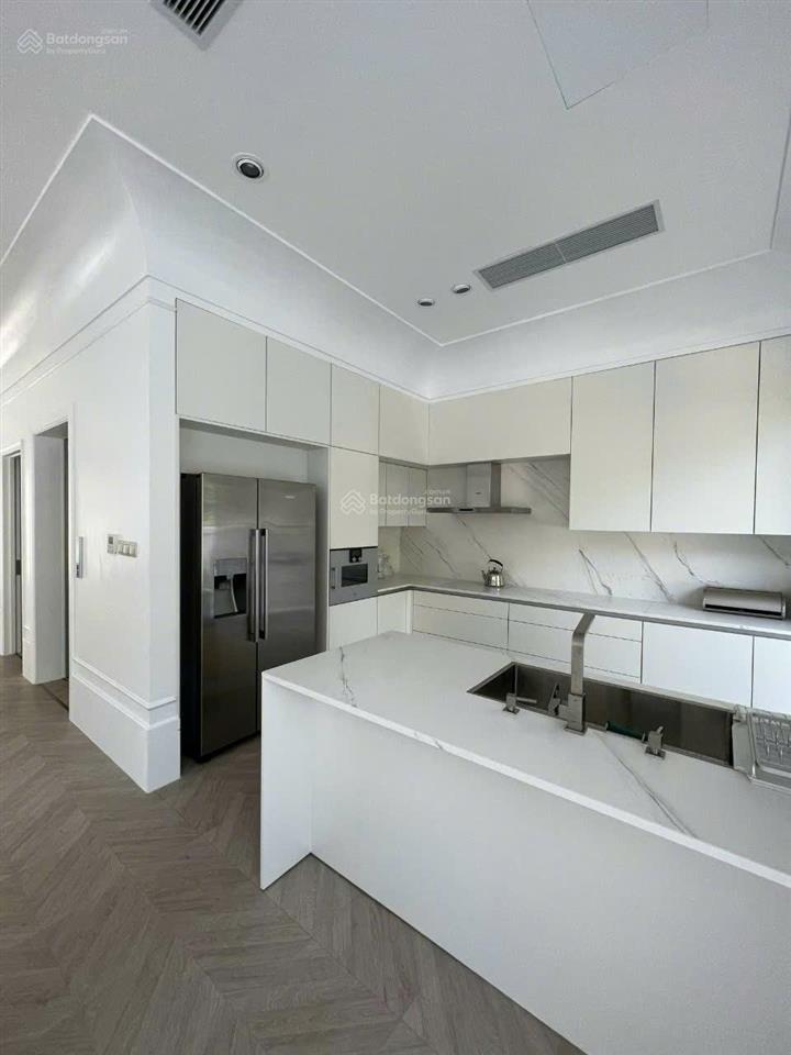 Cho thuê gấp bt hoa sữa 250m2, thang máy, 4pn, nhà mới giá 40tr/tháng, trung tâm vinhomes riverside