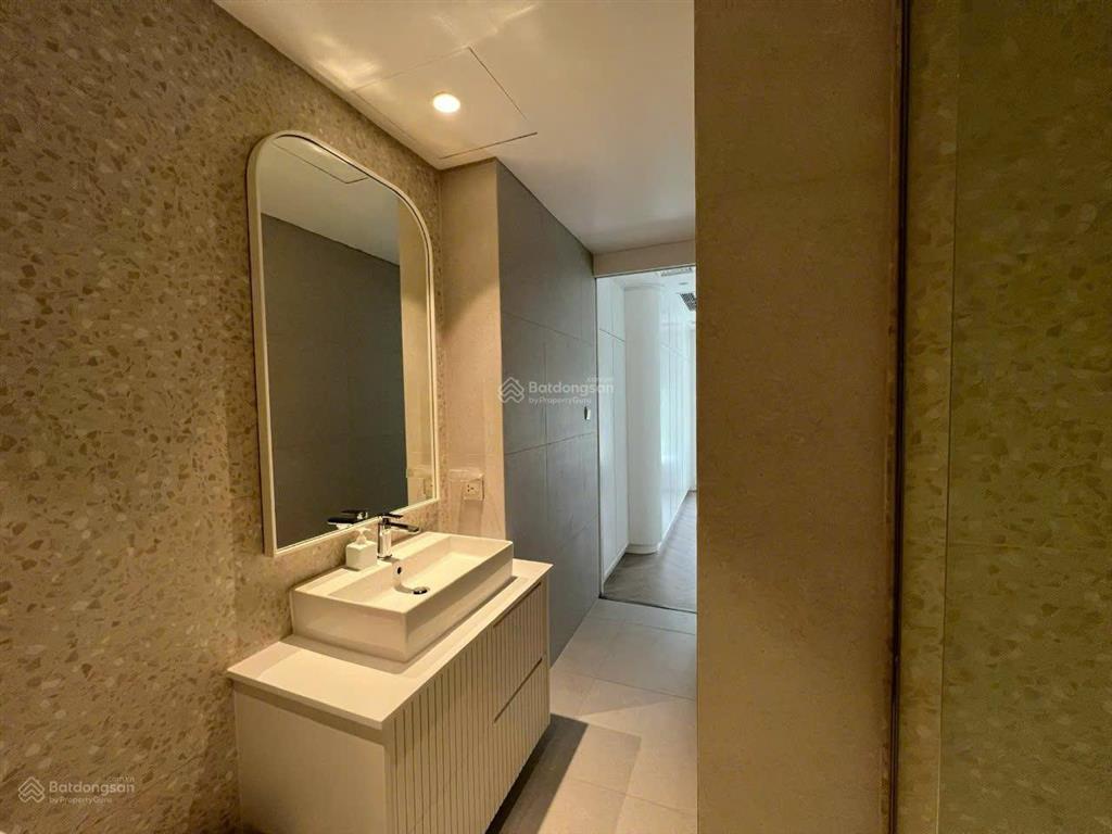 Cho thuê gấp bt hoa sữa 250m2, thang máy, 4pn, nhà mới giá 40tr/tháng, trung tâm vinhomes riverside