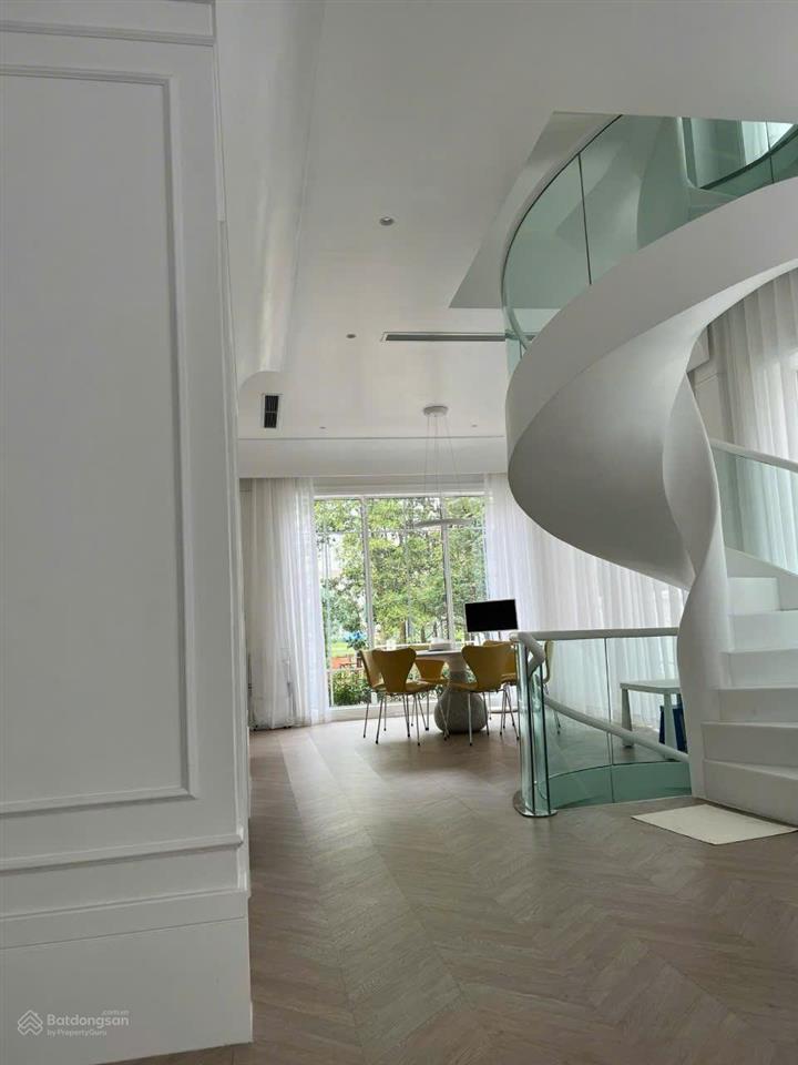 Cho thuê gấp bt hoa sữa 250m2, thang máy, 4pn, nhà mới giá 40tr/tháng, trung tâm vinhomes riverside