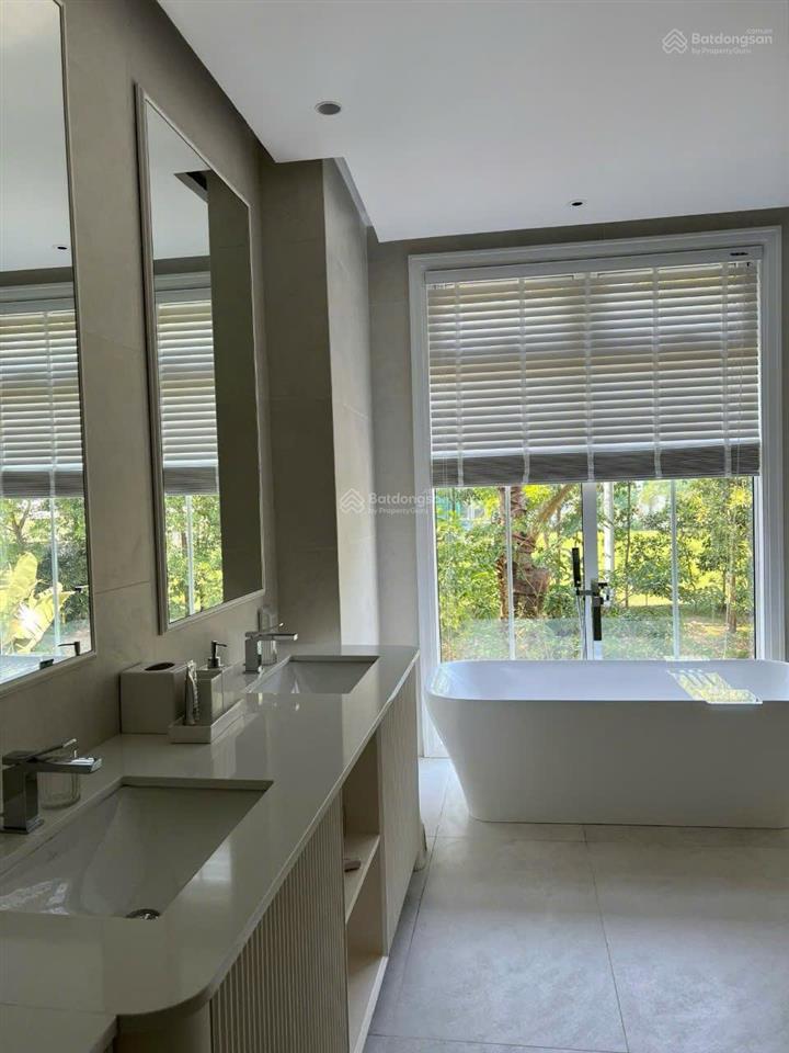 Cho thuê gấp bt hoa sữa 250m2, thang máy, 4pn, nhà mới giá 40tr/tháng, trung tâm vinhomes riverside
