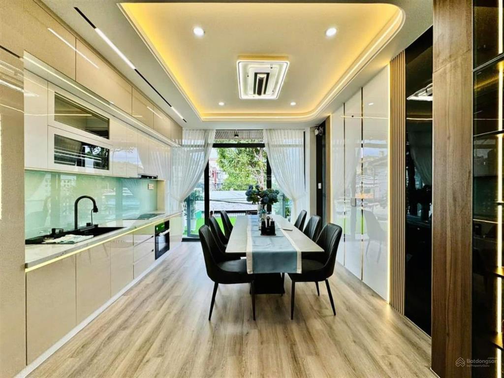 Bán tòa chdv ngay sân bay tân sơn nhất  hầm 5 tầng  hđt 140tr dt 8x18m  cửu long  giá 39 tỷ