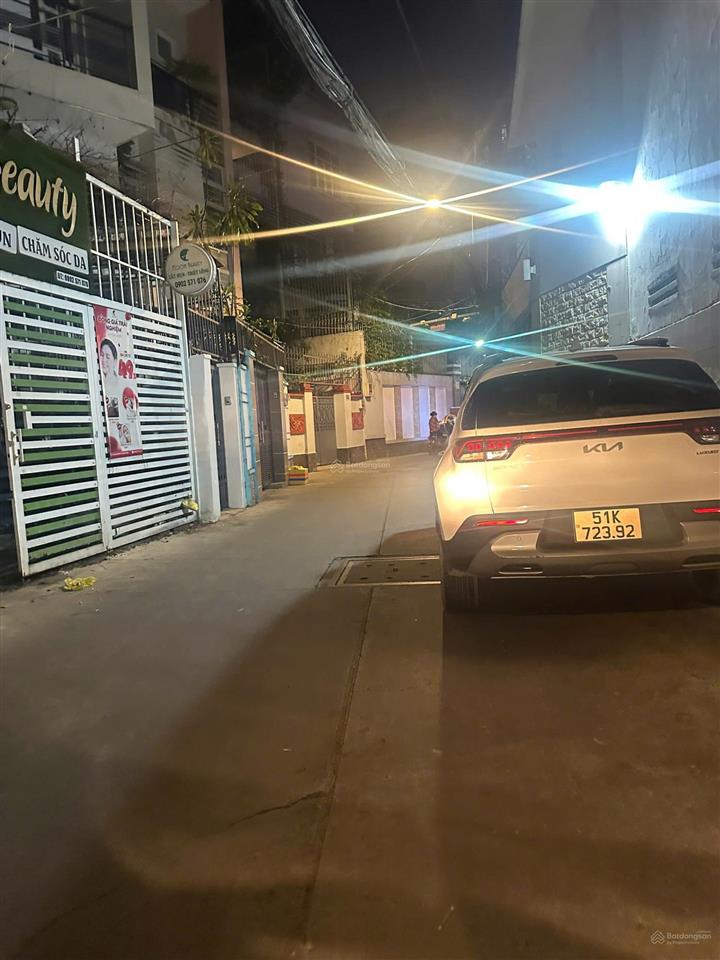 150 triệu/m2 bán gấp hxh đường cmt8  quận 10 dt 9,3 x 25m xd hầm 7 tầng