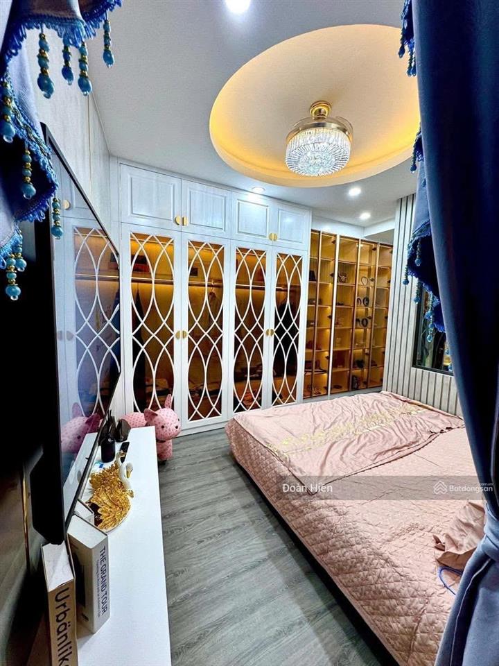Nhà 9 tỷ có thang máy, phố kim mã 2 thoáng, mặt tiền đẹp, pháp lý sạch, cách phố vài bước, ở ngay.