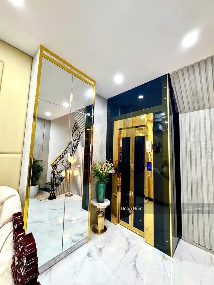 Nhà 9 tỷ có thang máy, phố kim mã 2 thoáng, mặt tiền đẹp, pháp lý sạch, cách phố vài bước, ở ngay.