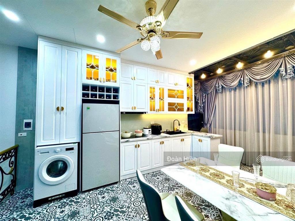Nhà 9 tỷ có thang máy, phố kim mã 2 thoáng, mặt tiền đẹp, pháp lý sạch, cách phố vài bước, ở ngay.