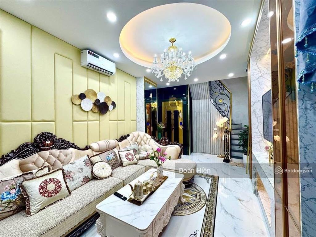 Nhà 9 tỷ có thang máy, phố kim mã 2 thoáng, mặt tiền đẹp, pháp lý sạch, cách phố vài bước, ở ngay.