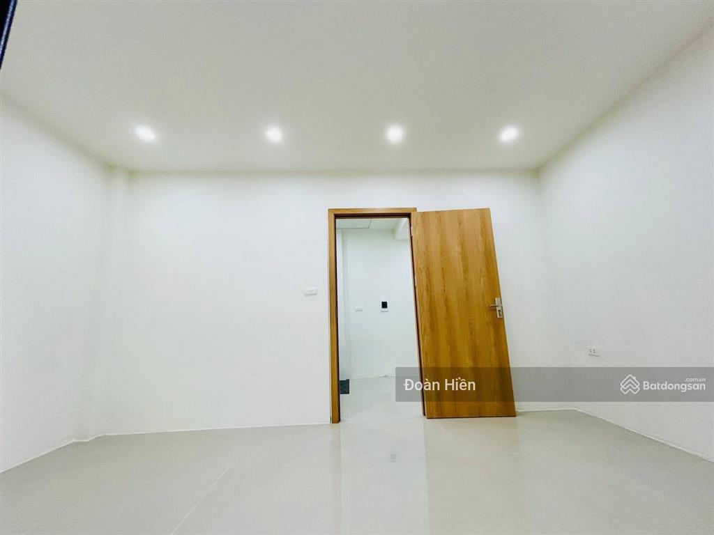 Nhà dịch vọng, ngõ thông, 2 thoáng, 35m ra ô tô, đẹp ở ngay, sổ cc, tặng nt, gần công viên, 45m2