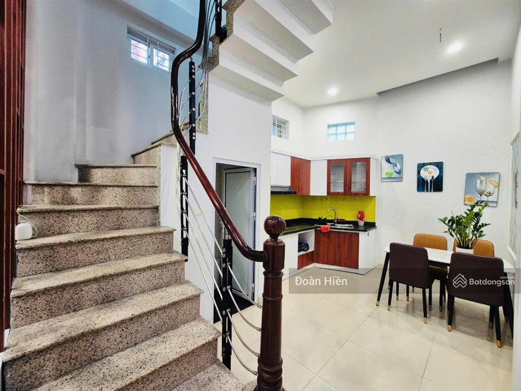 Sốc! mặt ngõ quan hoa, ngõ thông, ô tô vf3 đậu cửa, 15m ra mặt phố, sân để xe, sổ cc, dt ~20tr/th
