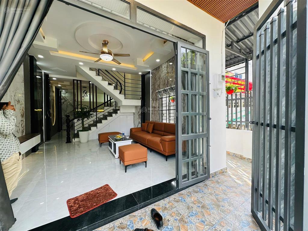 Giảm tới 500tr! nhà shr 2 mặt đường oto 2 tầng sáng thoáng cách mặt tiền hà huy giáp 300m, ở & kd