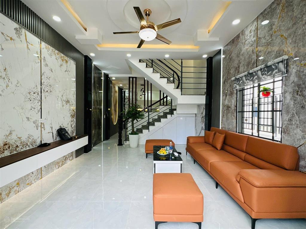 Giảm tới 500tr! nhà shr 2 mặt đường oto 2 tầng sáng thoáng cách mặt tiền hà huy giáp 300m, ở & kd
