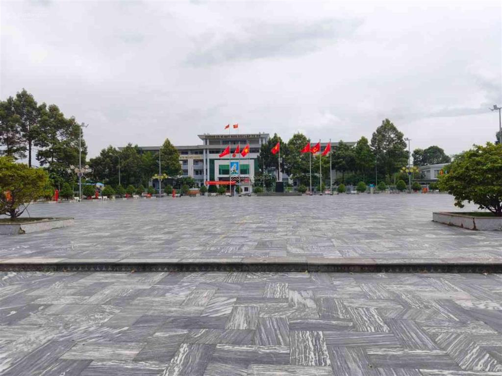 Siêu phẩm nhà 3 tầng  120m2  nhỉnh 9 tỷ  trung tâm hành chính dĩ an  hoàn công  sân xe hơi.