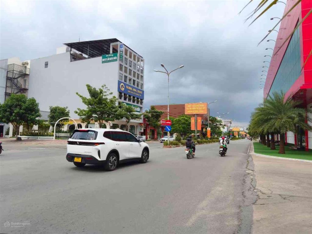 Siêu phẩm nhà 3 tầng  120m2  nhỉnh 9 tỷ  trung tâm hành chính dĩ an  hoàn công  sân xe hơi.