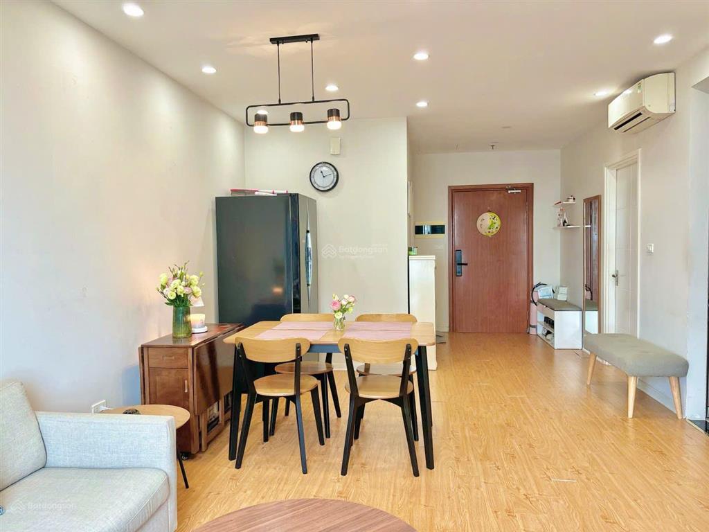 Ban công đn mát mẻ. căn 2pn view đẹp, 65m² thông thủy. nội thất và cửa giữ gìn. cần bán