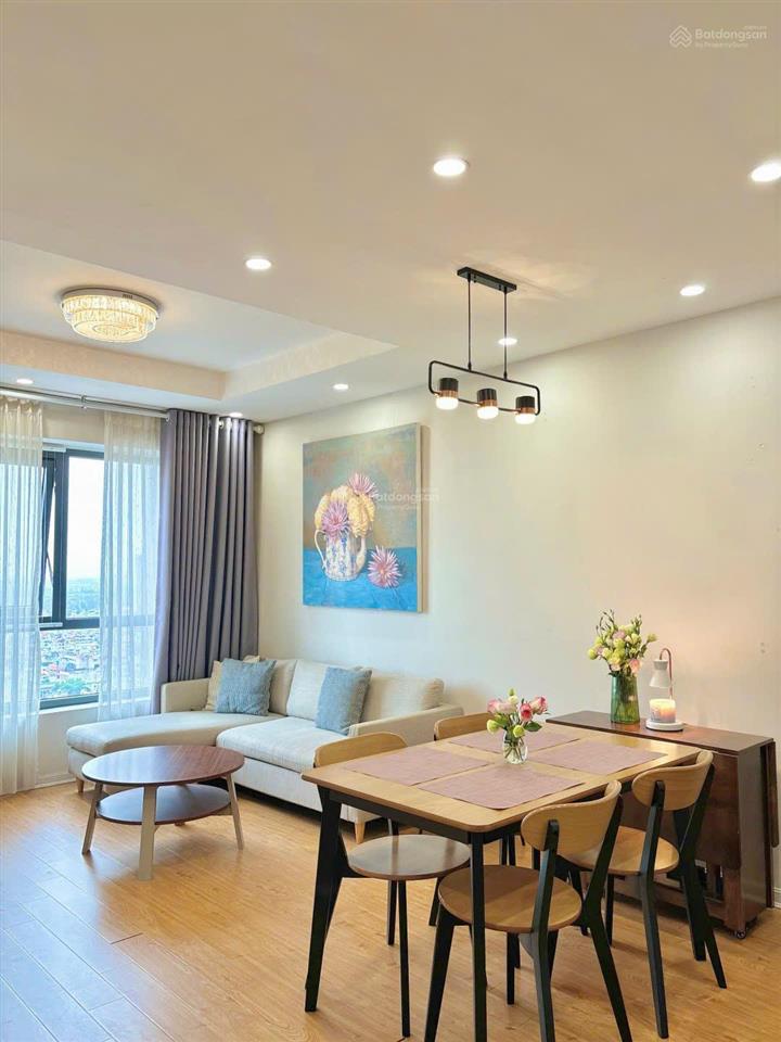 Ban công đn mát mẻ. căn 2pn view đẹp, 65m² thông thủy. nội thất và cửa giữ gìn. cần bán
