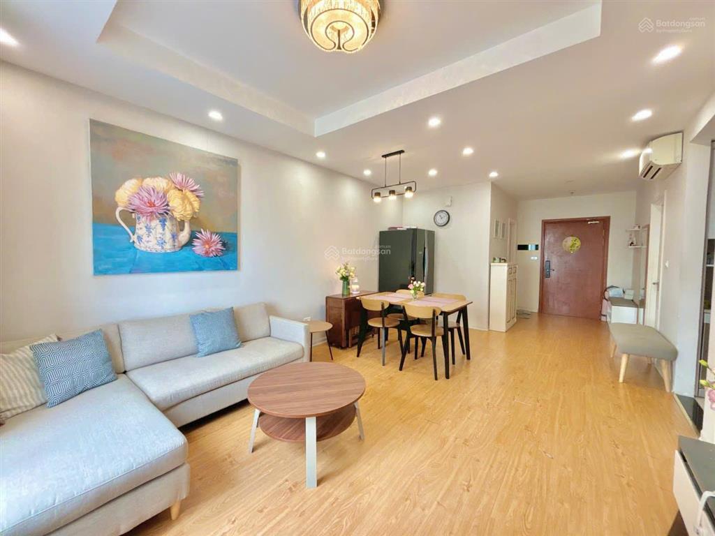 Ban công đn mát mẻ. căn 2pn view đẹp, 65m² thông thủy. nội thất và cửa giữ gìn. cần bán