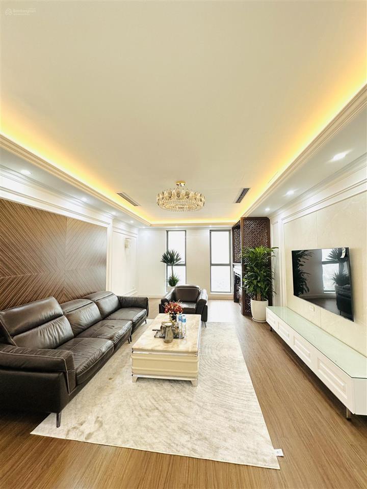 Nhà em cần bán căn 172m2 full nt . 3n+1 và 3vs . giá có thương lượng được . xem mọi lúc .0325 122 ***