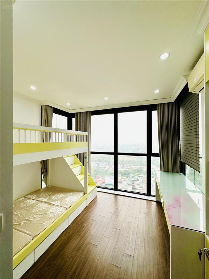 Nhà em cần bán căn 172m2 full nt . 3n+1 và 3vs . giá có thương lượng được . xem mọi lúc .0325 122 ***