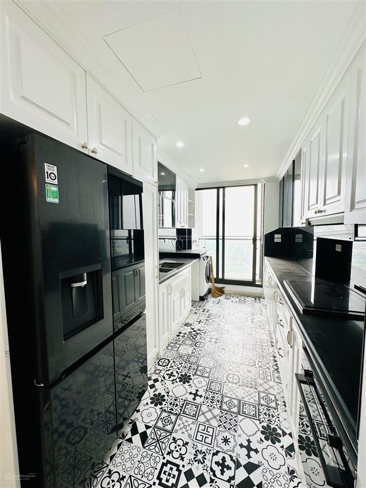 Nhà em cần bán căn 172m2 full nt . 3n+1 và 3vs . giá có thương lượng được . xem mọi lúc .0325 122 ***