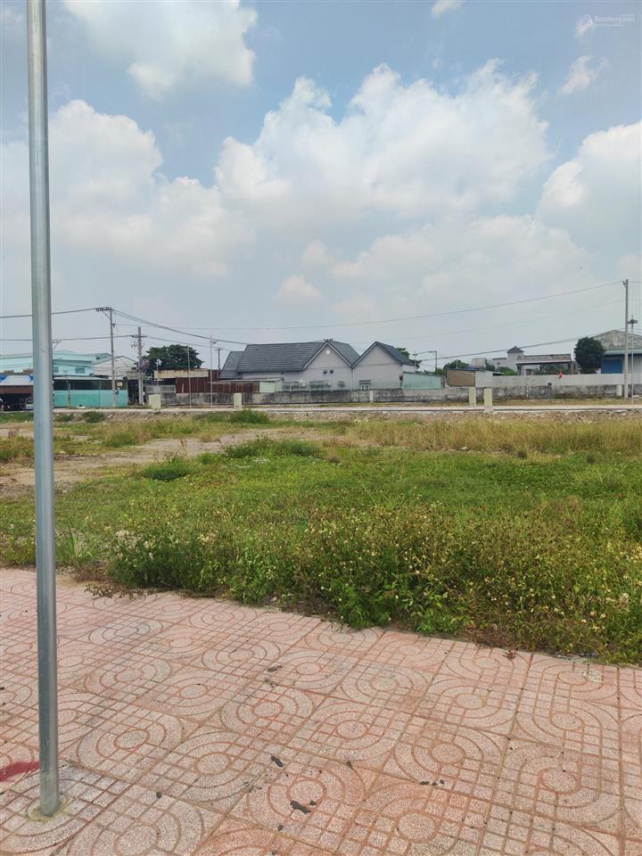 Bán đất thổ cư 100m2 giá 4 tỷ ngay chợ bình chánh. đường nhựa 30m2.shr .  0901 425 *** oanh