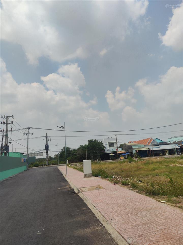 Bán đất thổ cư 100m2 giá 4 tỷ ngay chợ bình chánh. đường nhựa 30m2.shr .  0901 425 *** oanh