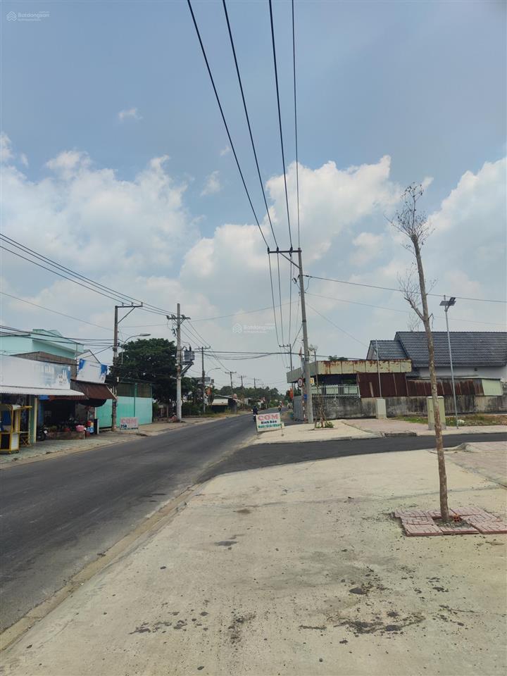 Bán đất thổ cư 100m2 giá 4 tỷ ngay chợ bình chánh. đường nhựa 30m2.shr .  0901 425 *** oanh