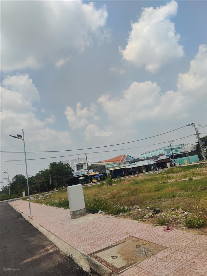 Bán đất thổ cư 100m2 giá 4 tỷ ngay chợ bình chánh. đường nhựa 30m2.shr .  0901 425 *** oanh