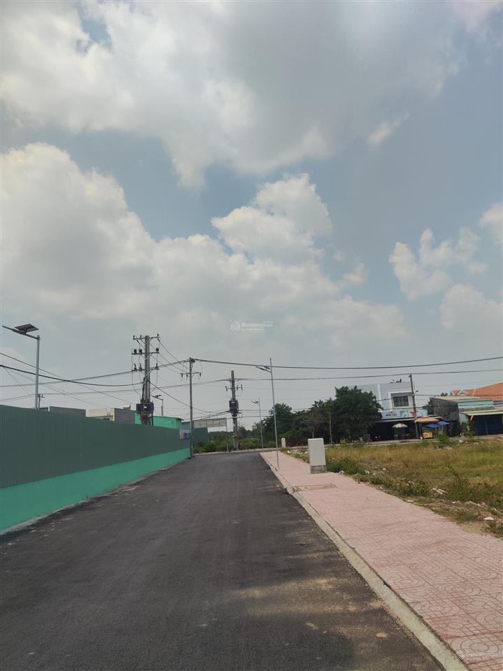 Bán đất thổ cư 100m2 giá 4 tỷ ngay chợ bình chánh. đường nhựa 30m2.shr .  0901 425 *** oanh