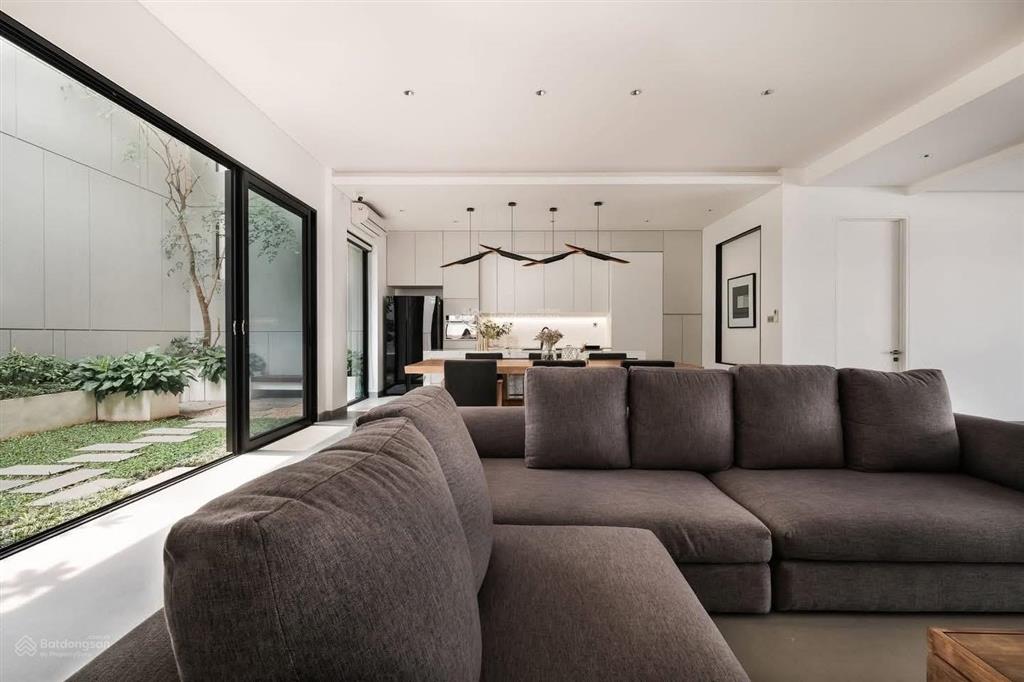 Biệt thự cao cấp toạ lạc 2mt lê văn sỹ quận 3 ngang 12m 6 tầng thang máy giá chỉ 130 tỷ