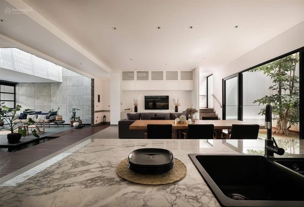 Biệt thự cao cấp toạ lạc 2mt lê văn sỹ quận 3 ngang 12m 6 tầng thang máy giá chỉ 130 tỷ