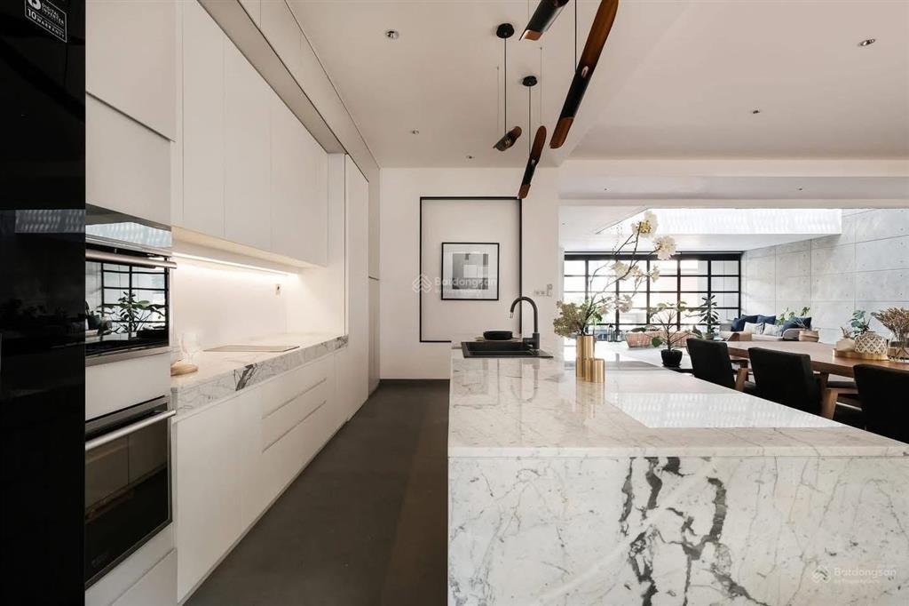 Biệt thự cao cấp toạ lạc 2mt lê văn sỹ quận 3 ngang 12m 6 tầng thang máy giá chỉ 130 tỷ