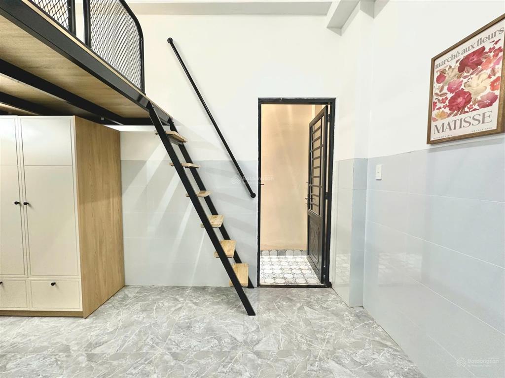 Phòng mới xây ngay bến xe miền đông  có gác cửa sổ trời