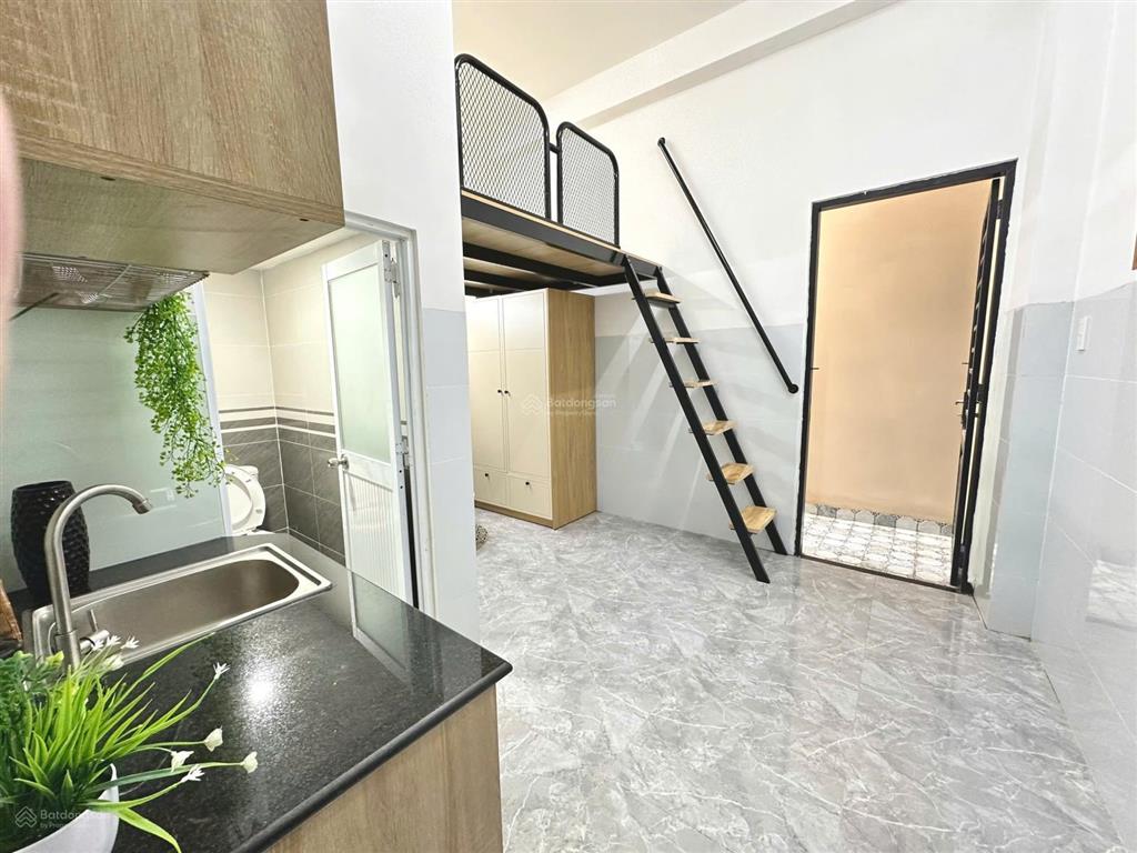 Phòng mới xây ngay bến xe miền đông  có gác cửa sổ trời