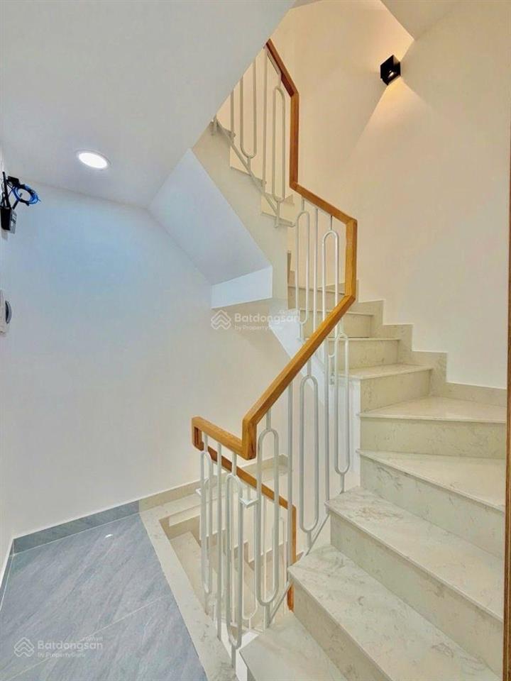 Nhà mới xây 4 tầngngay cầu bôngbình thạnh cạnh quận 1,quận 3. sát đường trường sachợ bà chiểu