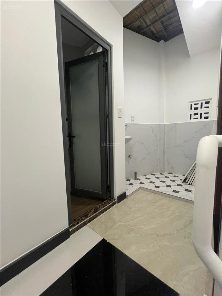 Chính chủ bán nhà nhỏ giá rẻ  ngay ngã tư hàng xanh cạnh 5 trường đại học 3,5