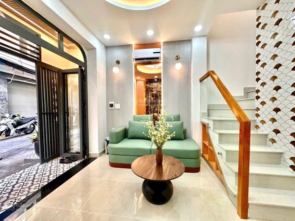 Nhà đẹp 2 tầng 2 mặt thoáng ngay ngã tư hàng xanh hơn 5 tỷ dt 33m (4,11x8m), nở hậu tài