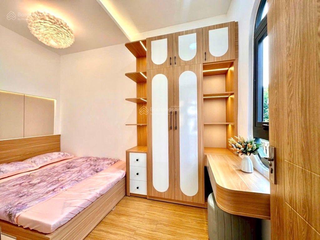 Nhà đẹp 2 tầng 2 mặt thoáng ngay ngã tư hàng xanh hơn 5 tỷ dt 33m (4,11x8m), nở hậu tài
