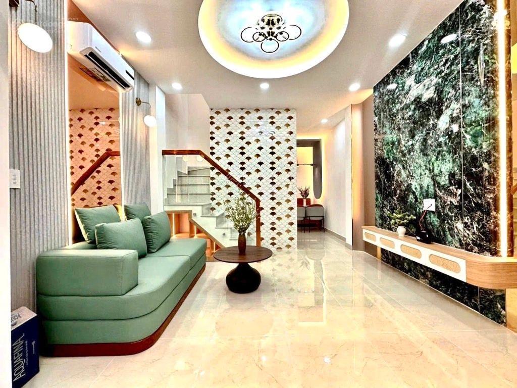 Nhà đẹp 2 tầng 2 mặt thoáng ngay ngã tư hàng xanh hơn 5 tỷ dt 33m (4,11x8m), nở hậu tài
