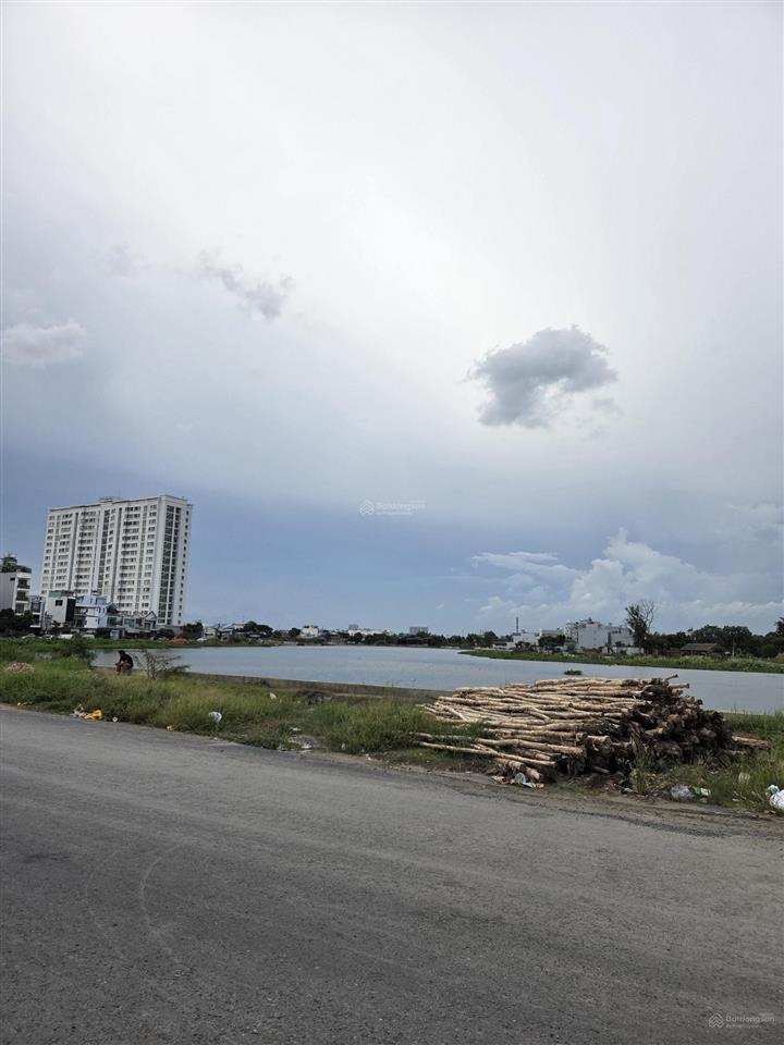 Bán khuôn đất 3 mặt tiền hơn 300m2 xây chdv siêu đẹp ngay đh văn lang(6x27m nở hậu 12)giá 18ty2 tl