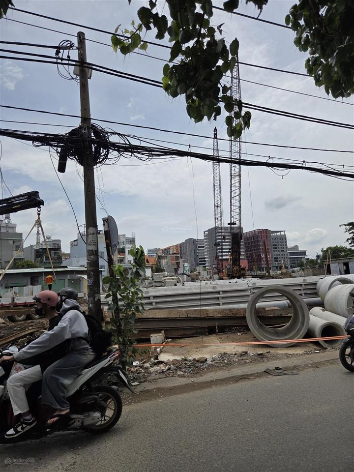 Bán khuôn đất 3 mặt tiền hơn 300m2 xây chdv siêu đẹp ngay đh văn lang(6x27m nở hậu 12)giá 18ty2 tl