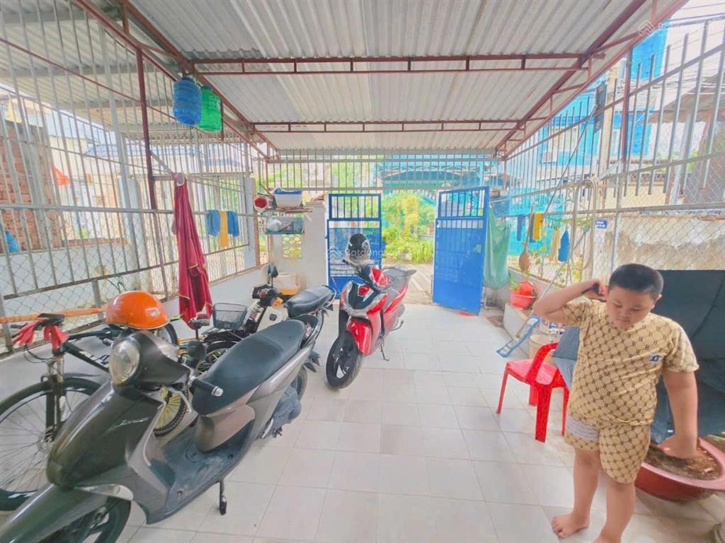 Nhà trường thọ 100m2 đường nhựa rộng 6m, ô tô ngủ trong nhà.