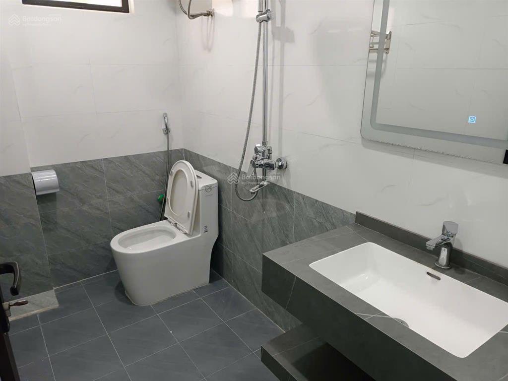 Cho thuê nhà khu dịch vụ vạn phúc, hđ	dt 50 m2 x 6 tầng 1 tum, thông sàn, thang máy điều hòa nóng l