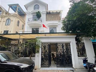 Cho thuê nhà tp giao lưu dt 240m, x, 4 tầng, mat tiền 12m, t1 thông sàn, trên chia 2 phòng điều hòa