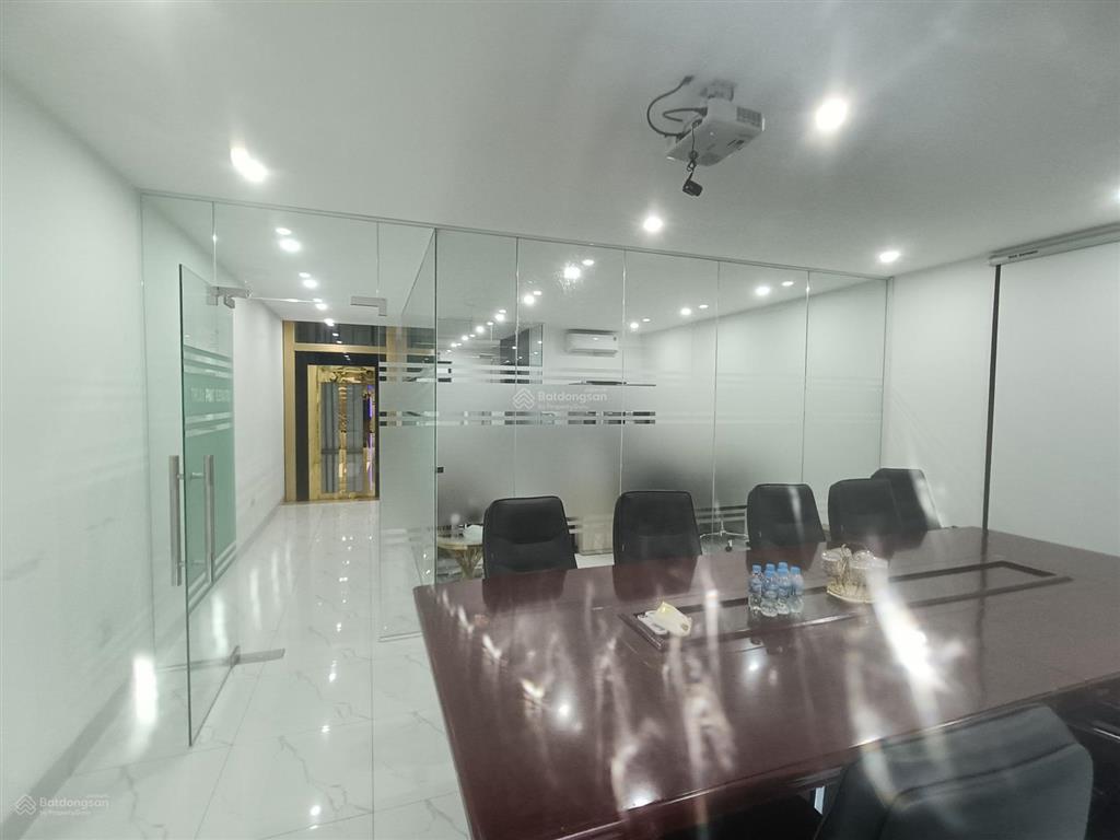 Cho thuê nhà thiên hiền dt 70m, 8 tầng, mt 5m,thông sàn thang máy điều hòa nóng lạnh giá 65 triệu