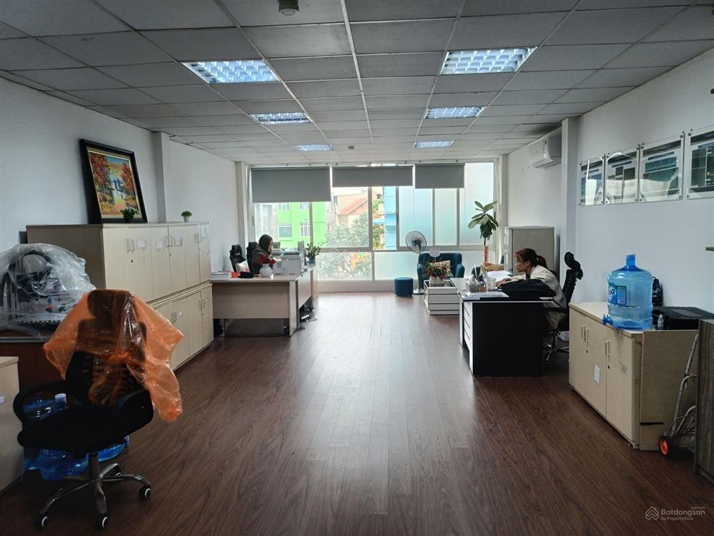 Cho thuê nhà trần vỹ	dt 70m, 7 tầng, mt 5m, thông sàn, thang máy + vs cuối, có đh	, nhà đẹp giá 43