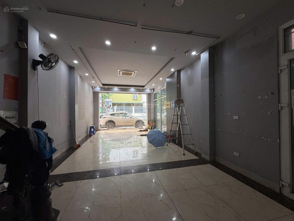 Cho thuê nhà trần vỹ	dt 70m, 7 tầng, mt 5m, thông sàn, thang máy + vs cuối, có đh	, nhà đẹp giá 43
